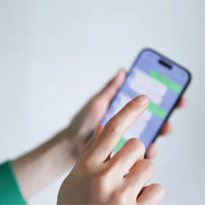 有名人や​専門家を​信じ、突然LINEグループから​追い​出された​​